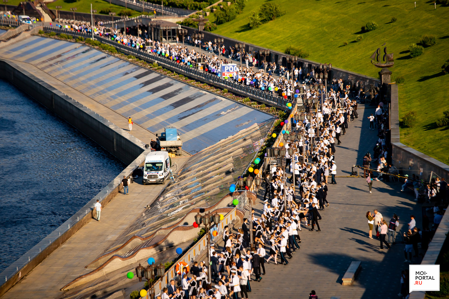 Тюменские выпускники станцевали прощальный вальс на набережной