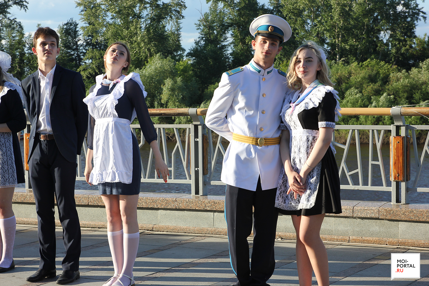 Тюменские выпускники станцевали прощальный вальс на набережной