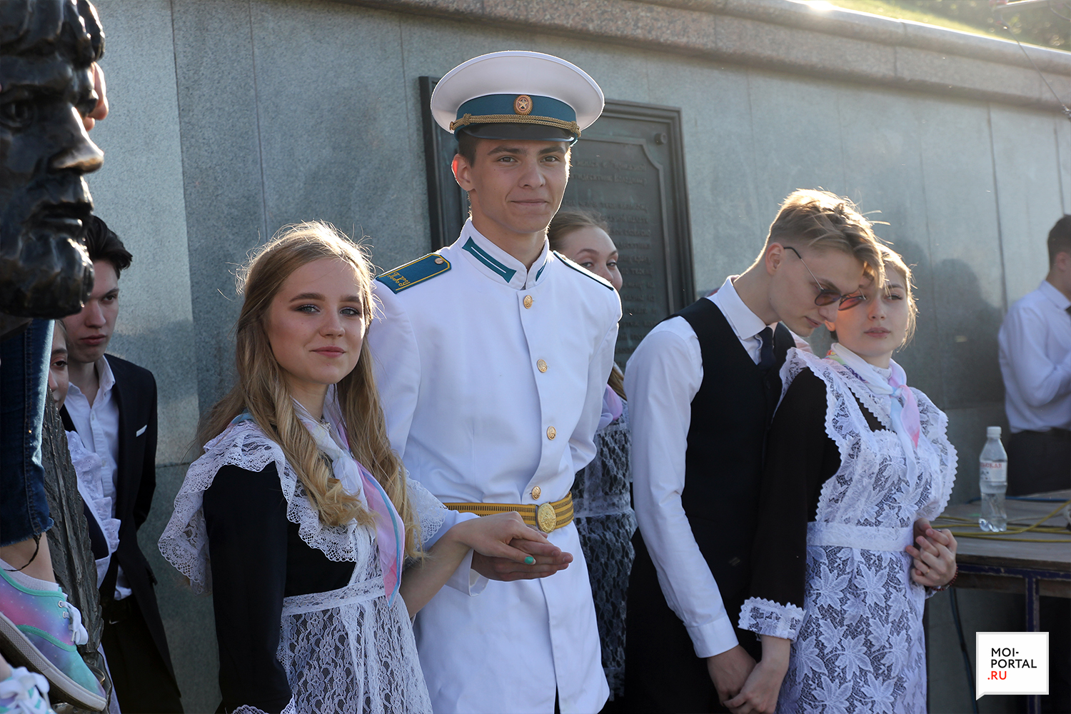 Тюменские выпускники станцевали прощальный вальс на набережной