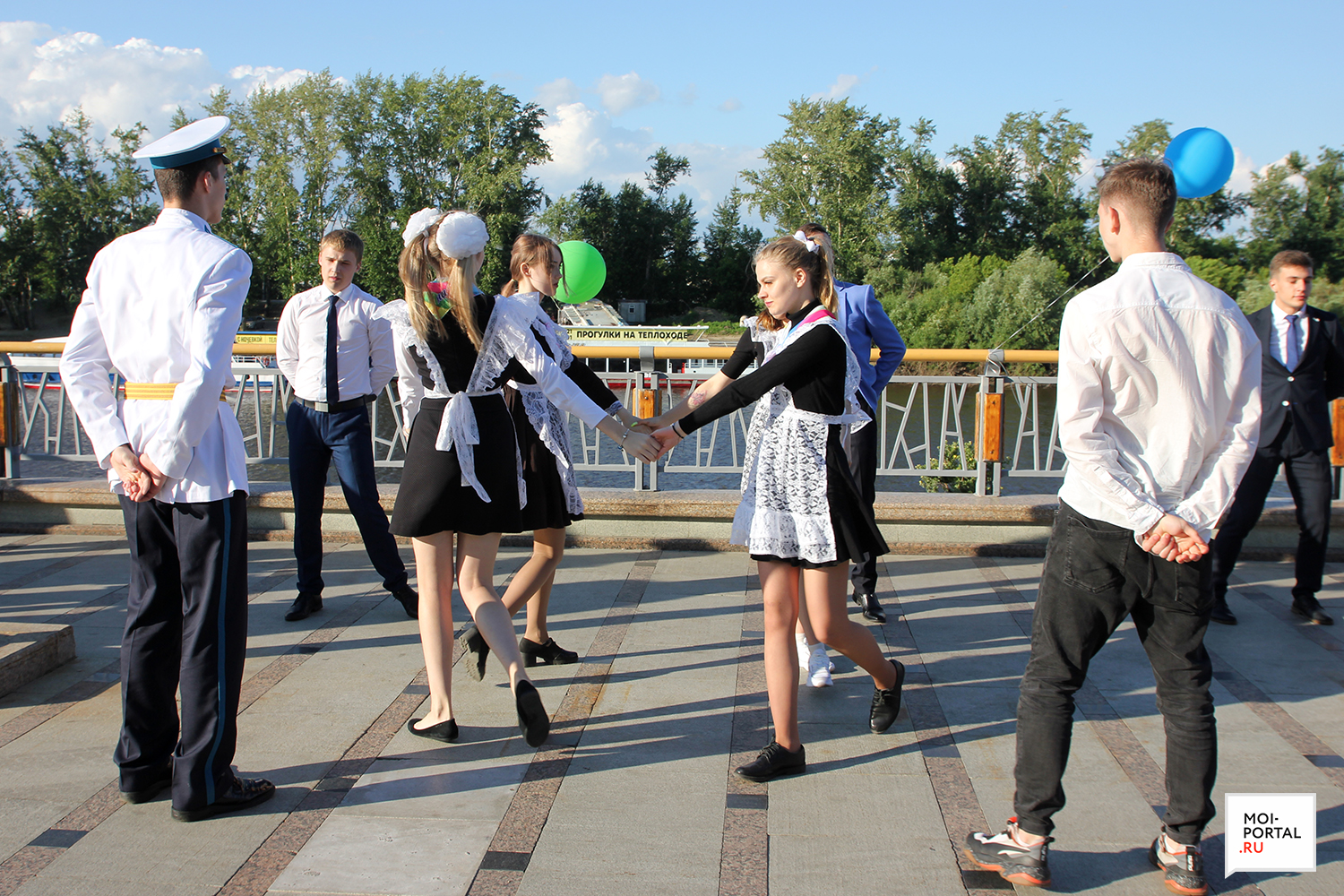 Тюменские выпускники станцевали прощальный вальс на набережной