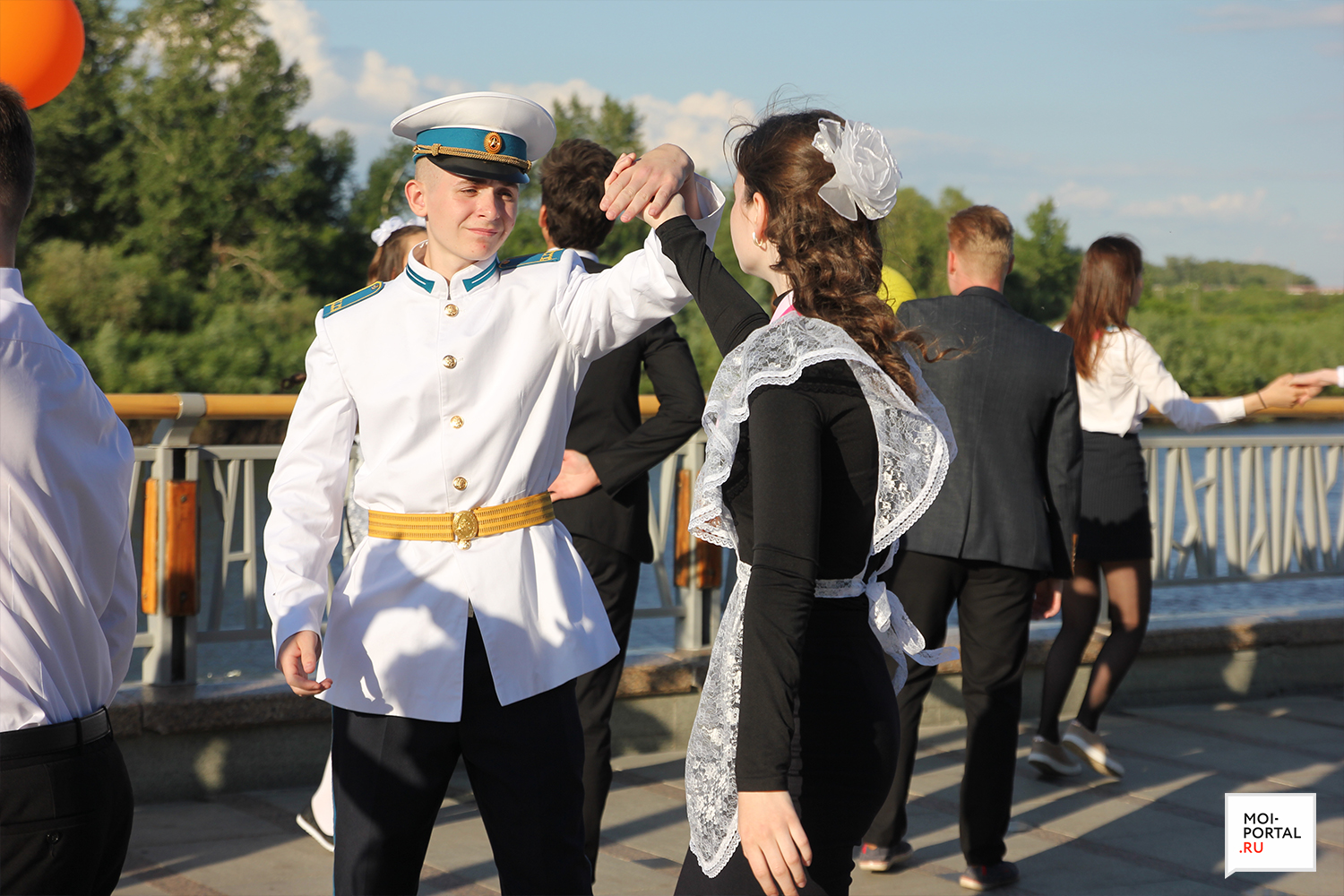 Тюменские выпускники станцевали прощальный вальс на набережной