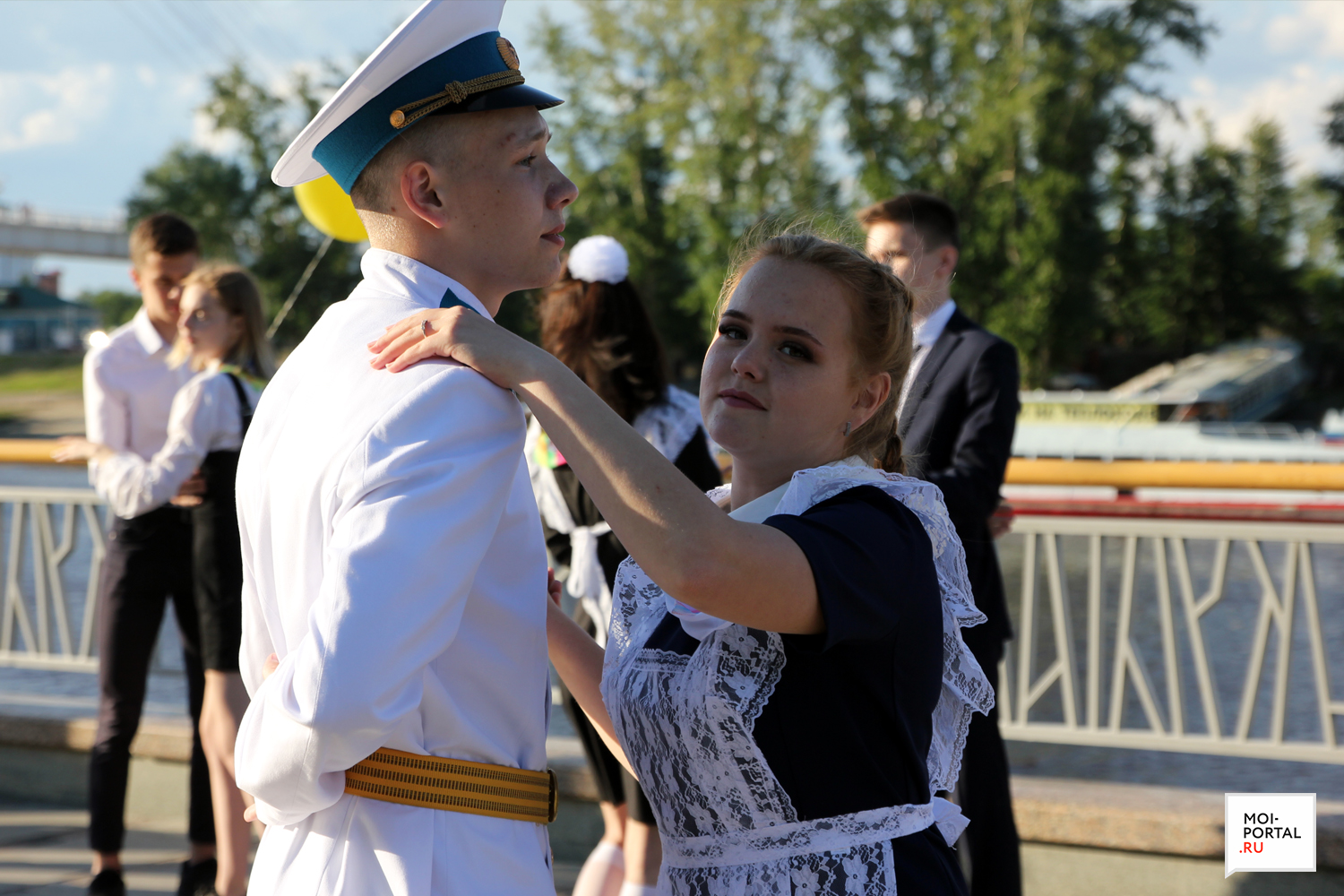 Тюменские выпускники станцевали прощальный вальс на набережной