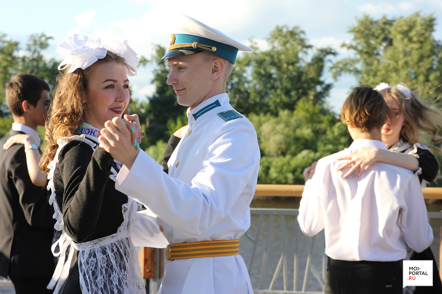 Тюменские выпускники станцевали прощальный вальс на набережной
