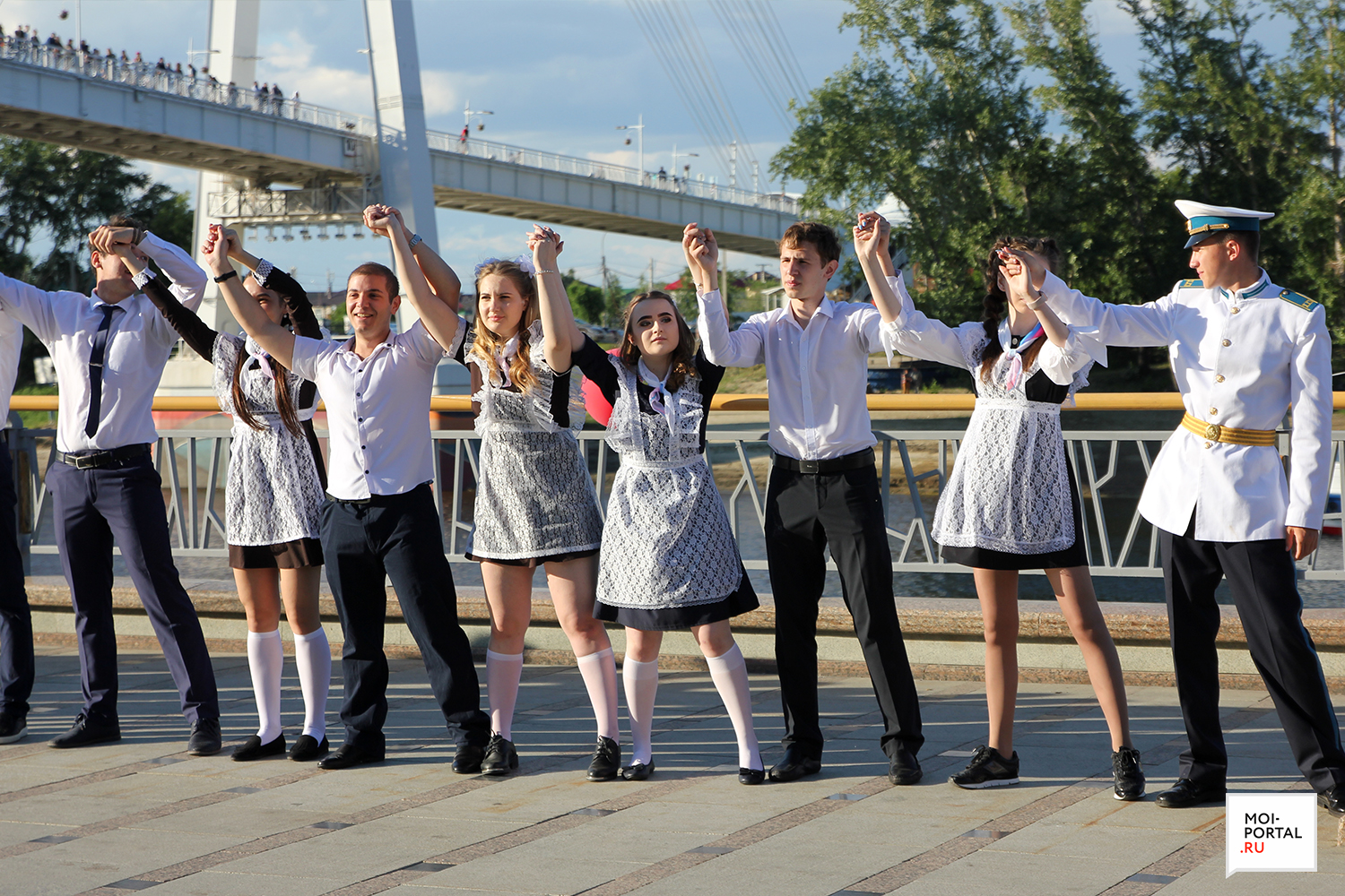 Тюменские выпускники станцевали прощальный вальс на набережной