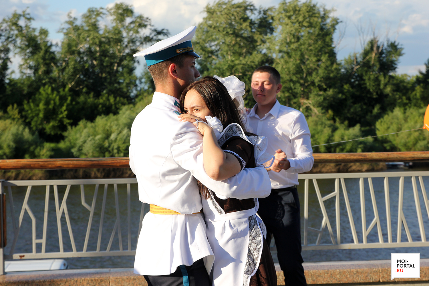 Тюменские выпускники станцевали прощальный вальс на набережной