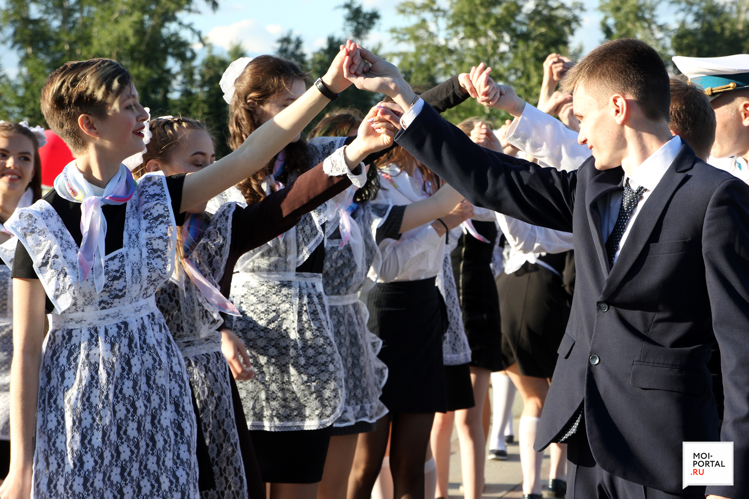 Тюменские выпускники станцевали прощальный вальс на набережной
