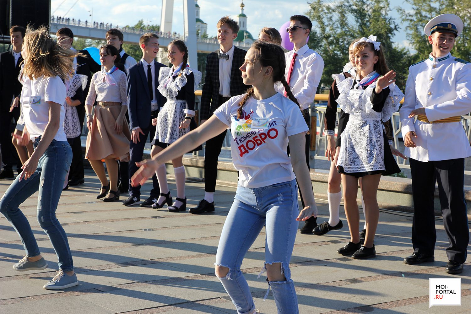 Тюменские выпускники станцевали прощальный вальс на набережной