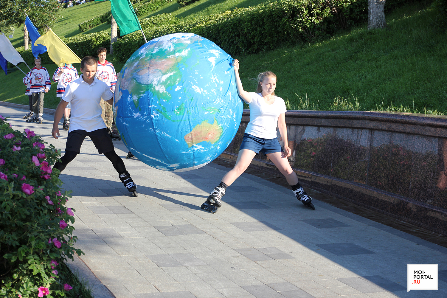 Тюменские выпускники станцевали прощальный вальс на набережной