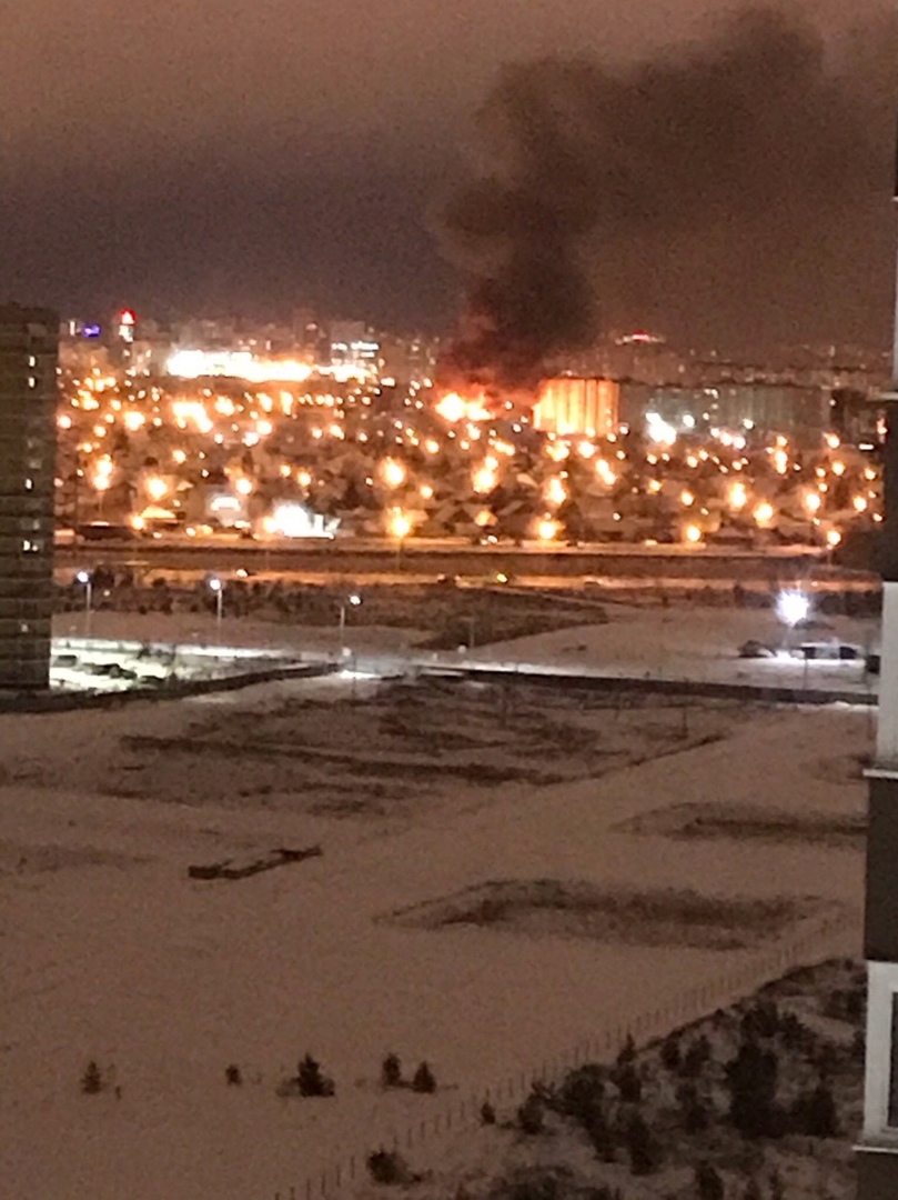 На улице Гастелло в Тюмени сильный пожар