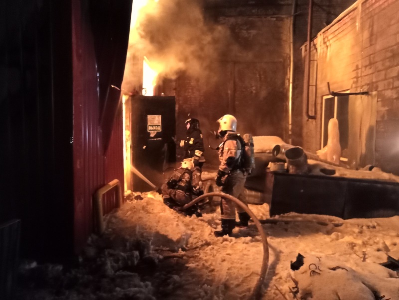 МЧС: в Тюмени горит склад с макулатурой