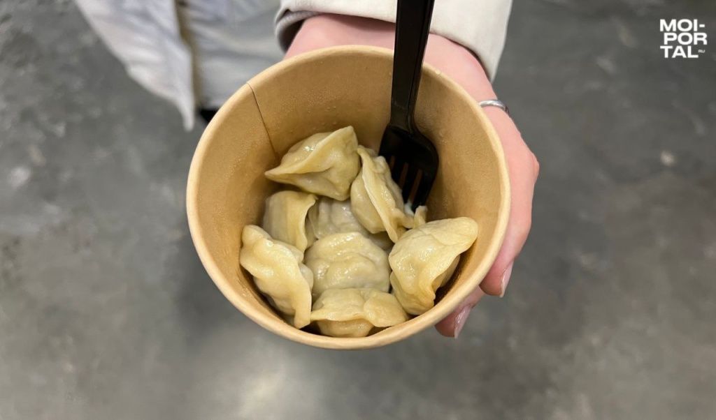 «Для замороженных пельменей довольно вкусно. Но я не думаю, что у меня когда-нибудь возникнет потребность взять их снова. Килограмм пельменей стоит зачастую не сильно дороже, чем предложенная цена за 200 грамм», — поделилась Анна. «Для замороженных пельменей довольно вкусно. Но я не думаю, что у меня когда-нибудь возникнет потребность взять их снова. Килограмм пельменей стоит зачастую не сильно дороже, чем предложенная цена за 200 грамм», — поделилась Анна.