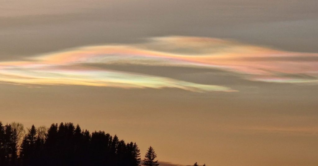 В Арктике несколько дней подряд наблюдают редкие перламутровые облака
