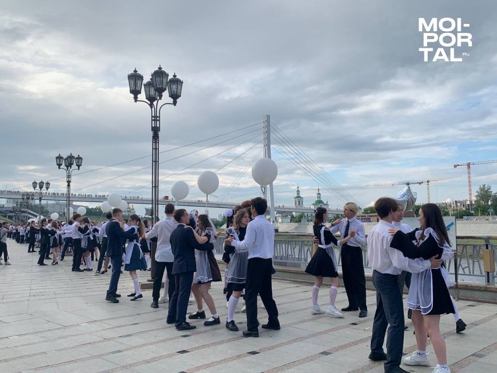 В Тюмени выпускники школ исполнили вальс на набережной Туры msg1343777439-64607.jpg