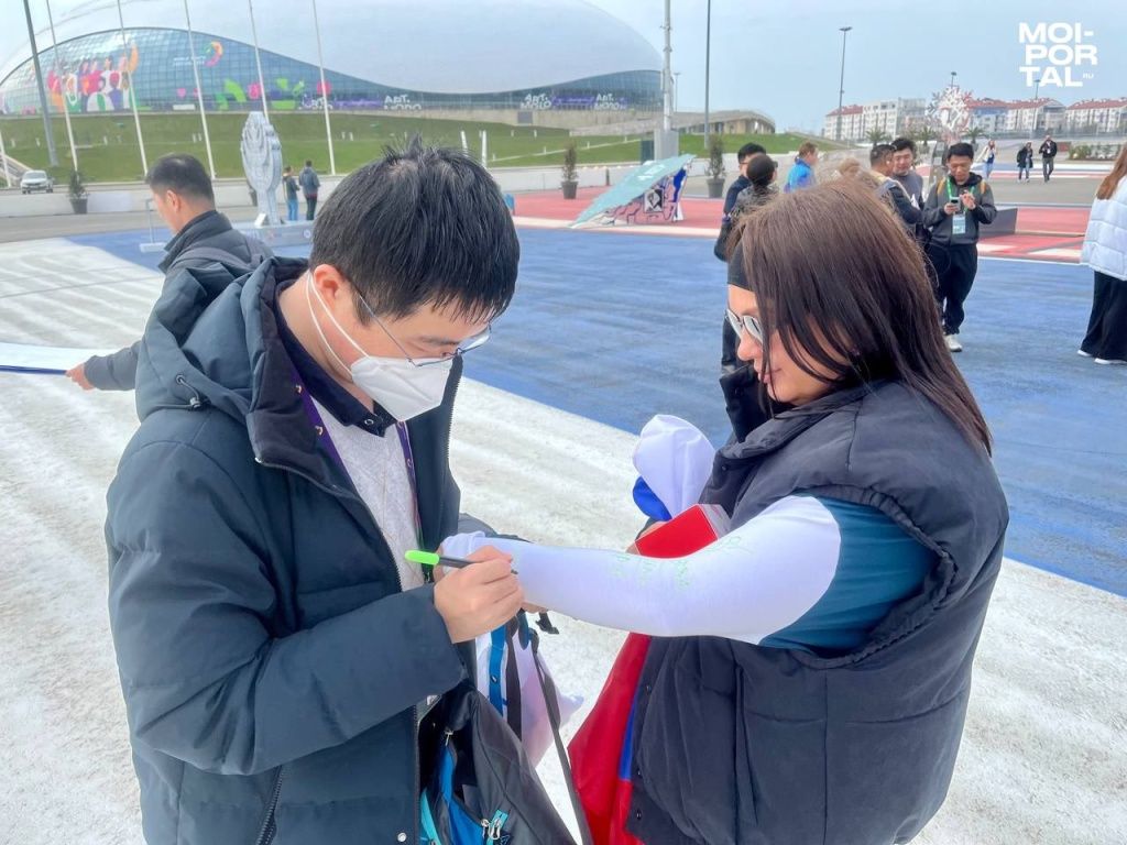 Тюменская и китайская делегации обменялись сувенирами на фестивале в Сочи рукав98пргош.jpg