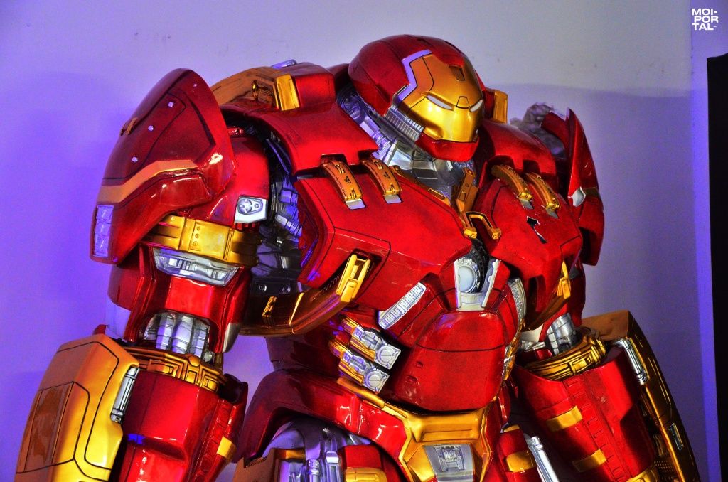 Перчатка Железного человека и молот Тора : в Тюмени открылась первая выставка супергероев Перчатка Железного человека и молот Тора : в Тюмени открылась первая выставка супергероев