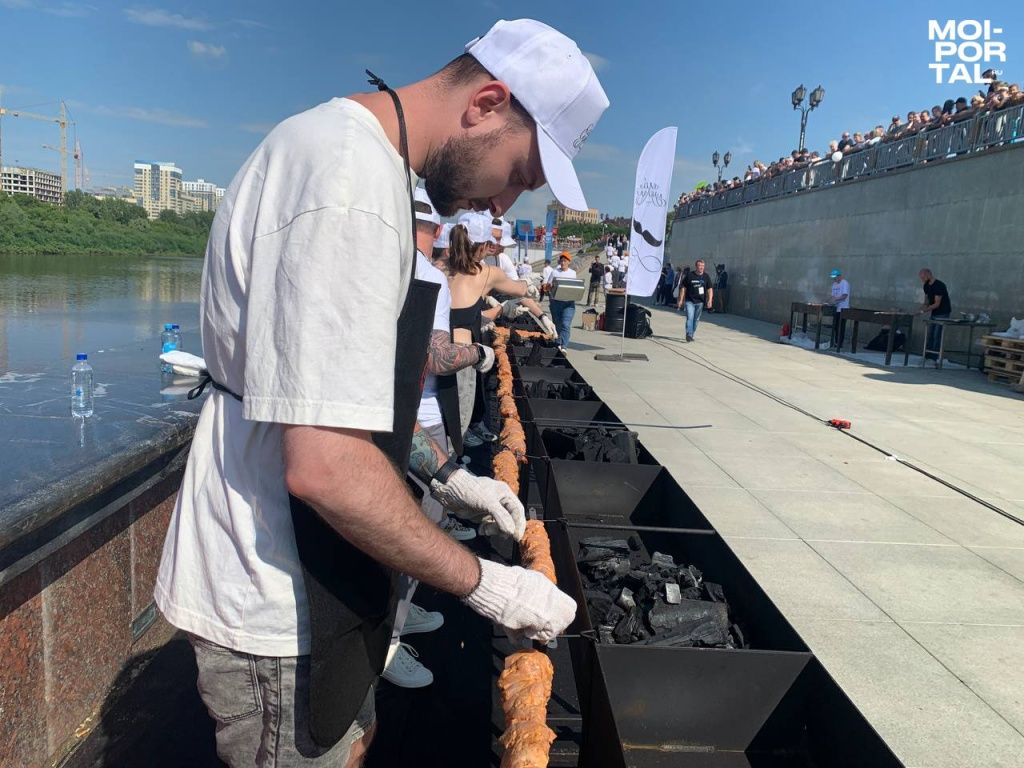 Тюменцы приготовили самый длинный шашлык в России ijroifjioe.jpg