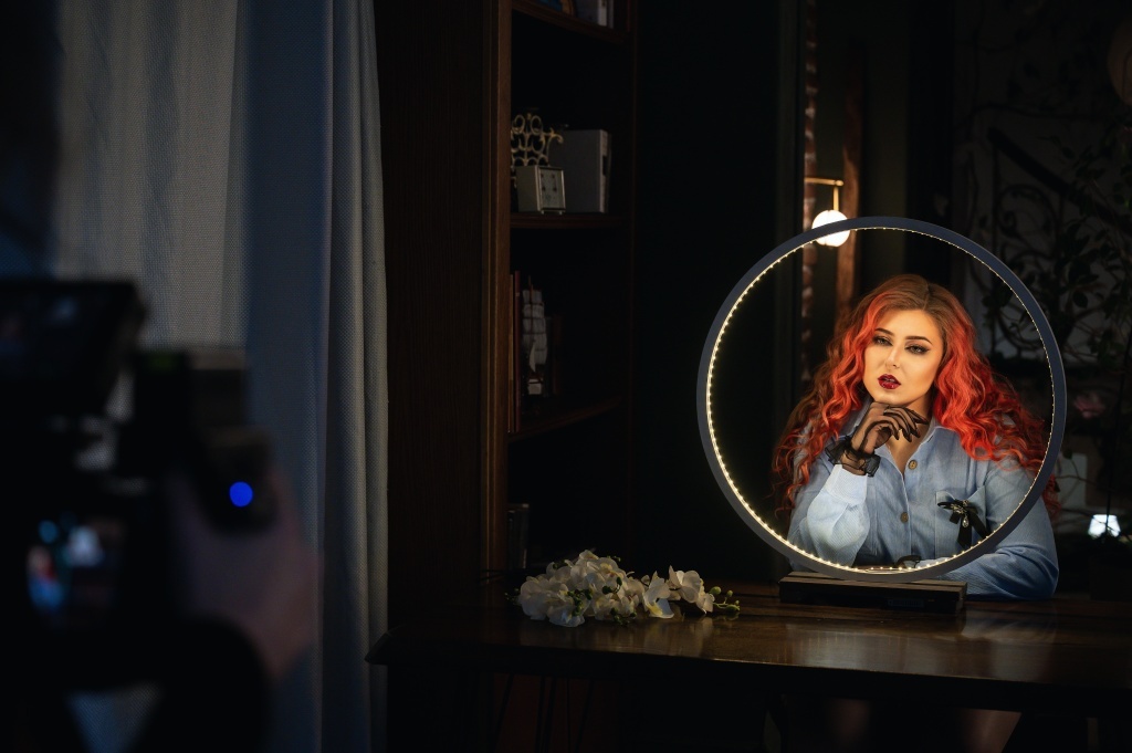 Тюменская певица представила песню, вдохновленную стихами о любви