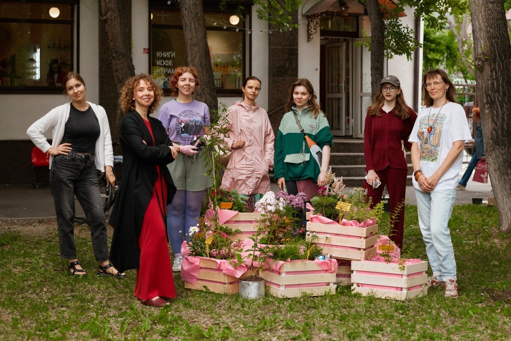 В Тюмени появился арт-объект, посвященный бабушкам