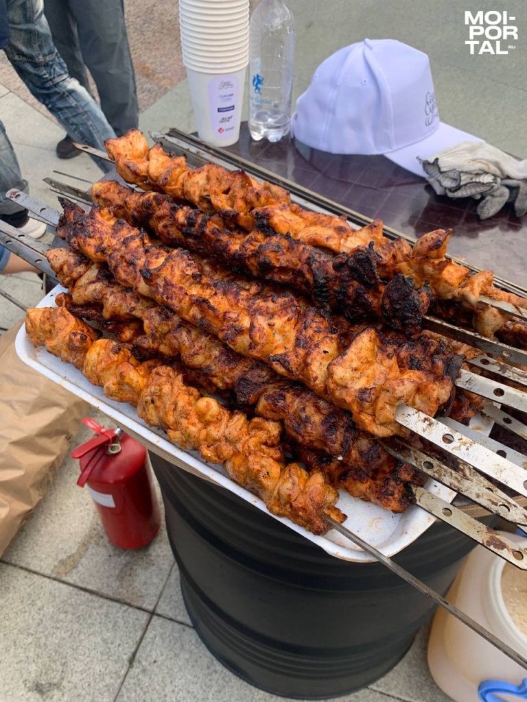 Тюменцы приготовили самый длинный шашлык в России fmreifieo.jpg