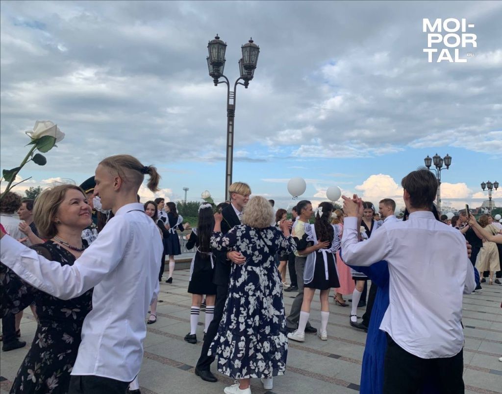 В Тюмени выпускники школ исполнили вальс на набережной Туры msg1343777439-64620.jpg