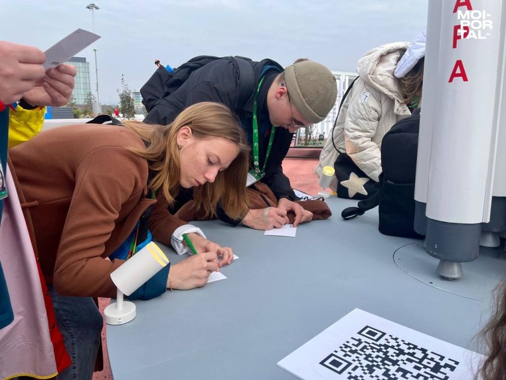 Тюменская и китайская делегации обменялись сувенирами на фестивале в Сочи подписывают234к67г6е5к.jpg