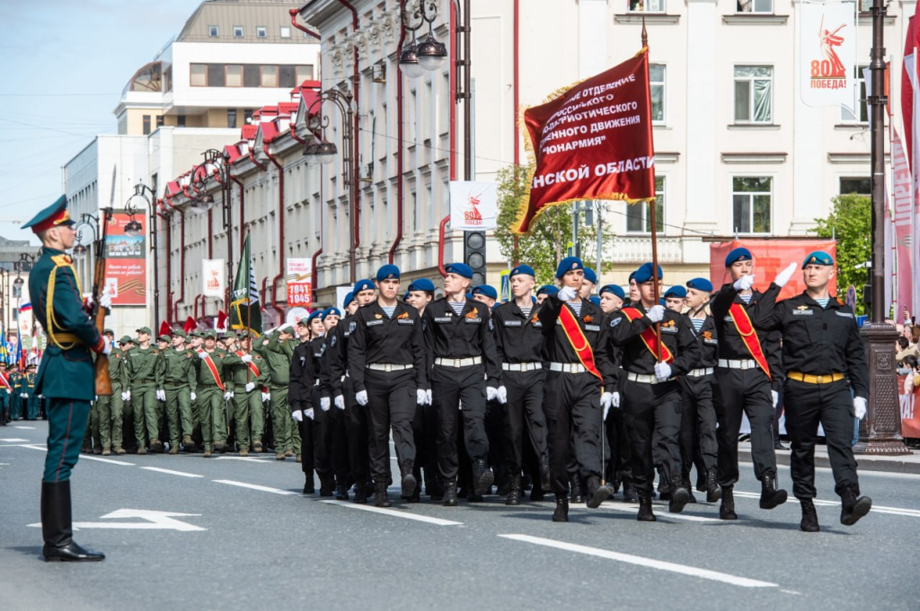 От дисциплины до лидерства: чем сегодня живет «ЮНАРМИЯ» Тюменской области парад.jpg