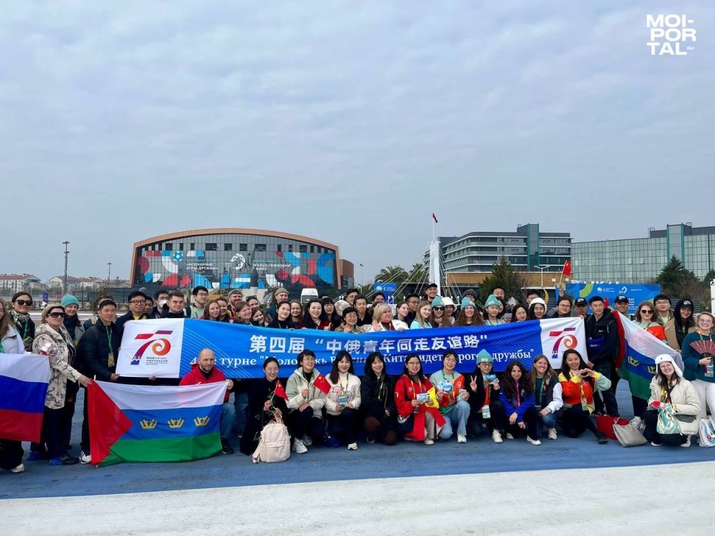 Тюменская и китайская делегации обменялись сувенирами на фестивале в Сочи общее2у234кен65е43.jpg