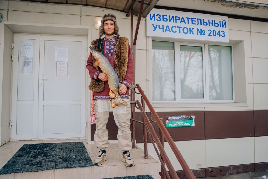 В Тюмени на выборы президента пришел Емеля с щукой емеля987656пнрго.jpg